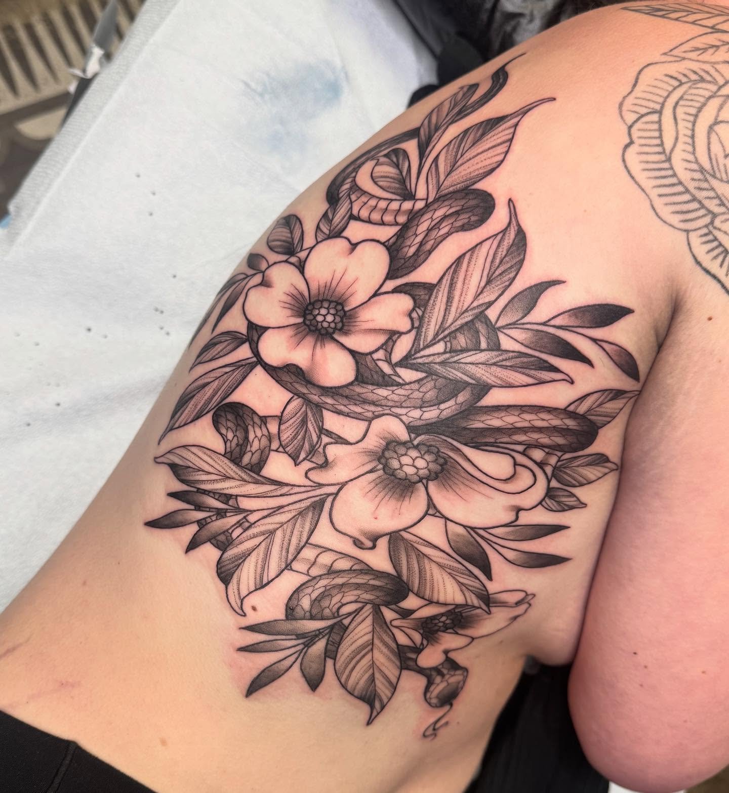 Lovely side piece for a lovely client , done in one shot , snake 🐍 dogwood florals 🌺 and foliage 🍃 ♥️♥️♥️
