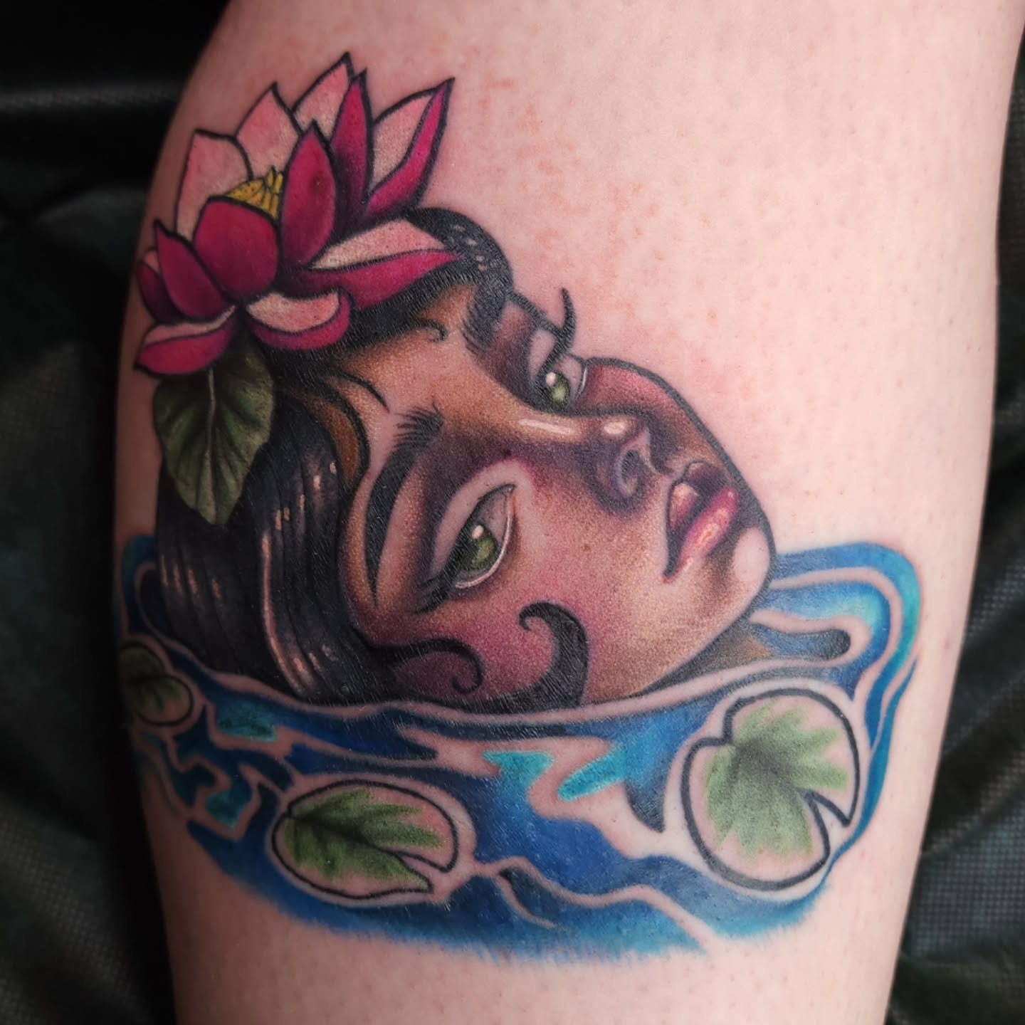 A couple of tattoos I've done recently. Some parts fresh, some parts healed on the ladyface.
The left side of the heart of foliage is healed. The shading on the right side of the knee is fresh.
And the linework on the flowers around the ankle is he