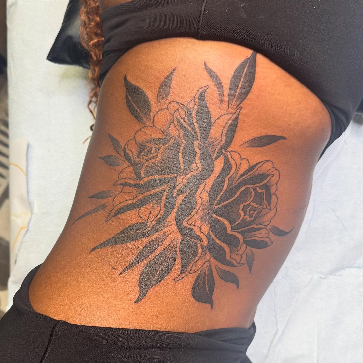 Super fun high contrast peonies on the ribs ♥️♥️♥️ standing photo shows the flow nicely but has a bit of a glare.
.
.
.
.
.
.#ribtattoo #peonytattoo #floraltattoo
#iowatattoos #iowatattooshop #art #iowatattooartist #tattooart #tr