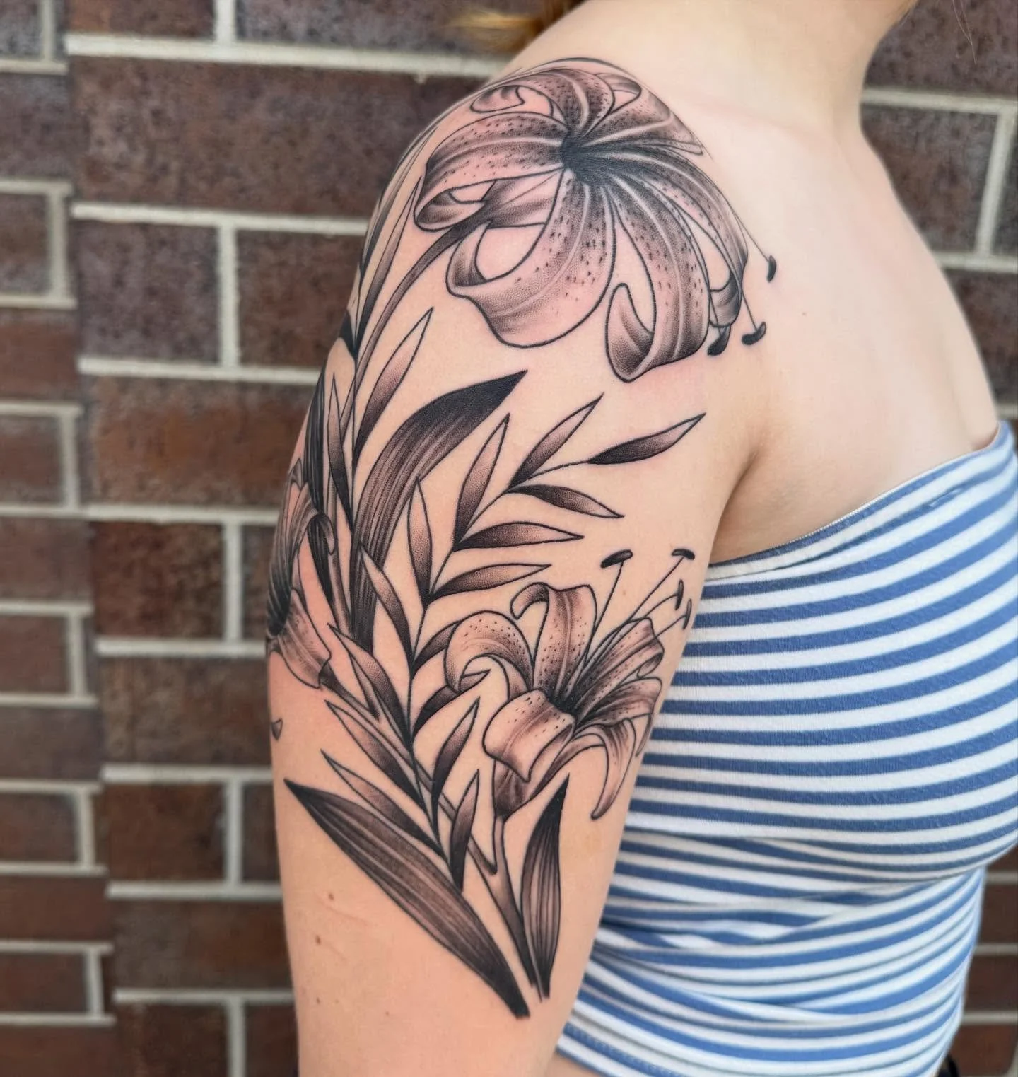 I always love floral tattoos ♥️ here’s a pretty lily arm I got to do, lines healed shading fresh ♥️ thanks for looking !!.
.
.
.
.
.
.
.
.
.
.
. #lilyflower #floraltattoo #flowers #lily #swankybitstattoo #Swanky
#iowatattoos #iowa