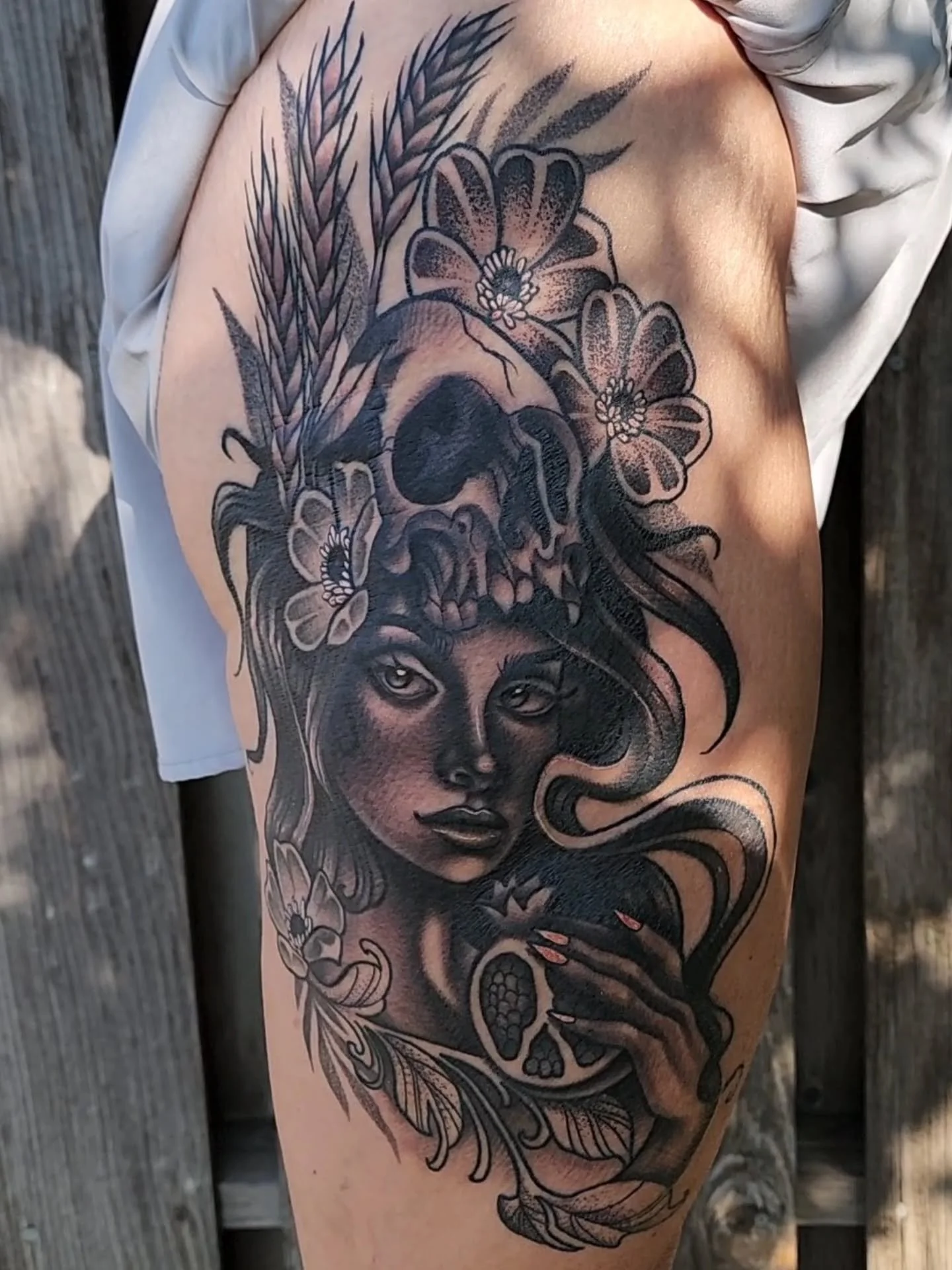 Finished up this lovely Persephone on the lovely Stephanie. Some parts healed and some parts are fresh. 💗