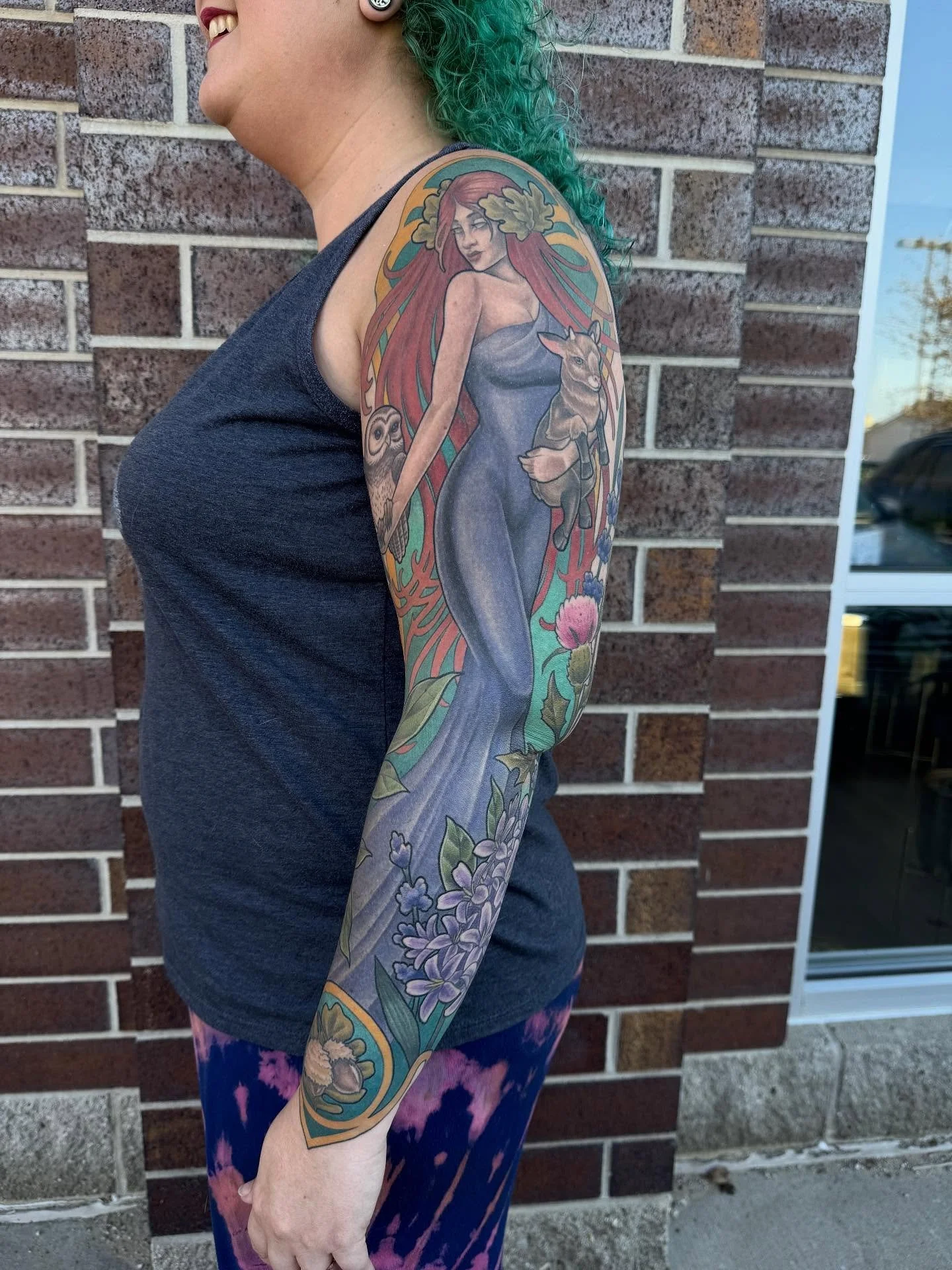 This lovely lady is getting married this weekend so what better time to show off her healed sleeve we’ve been working on for the special occasion ♥️ using colors and flowers inspired by her bouquet ♥️ .
.
.
.
.
.
.
.
.
. 
.
. #hea
