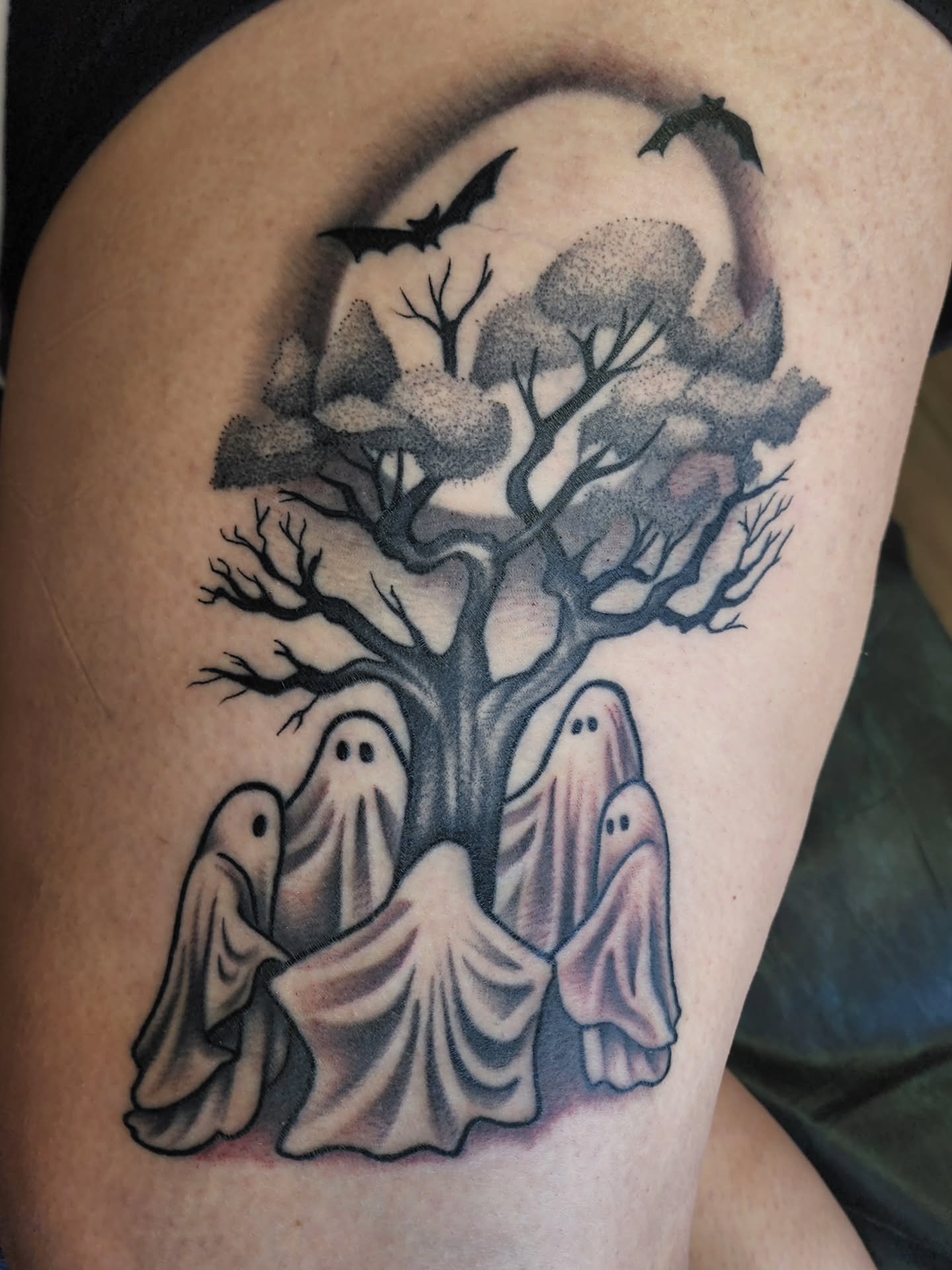 A couple tattoos from recently! A few work in progress pieces I'm excited to finish and the last two pictures are healed tattoos. 😘💗