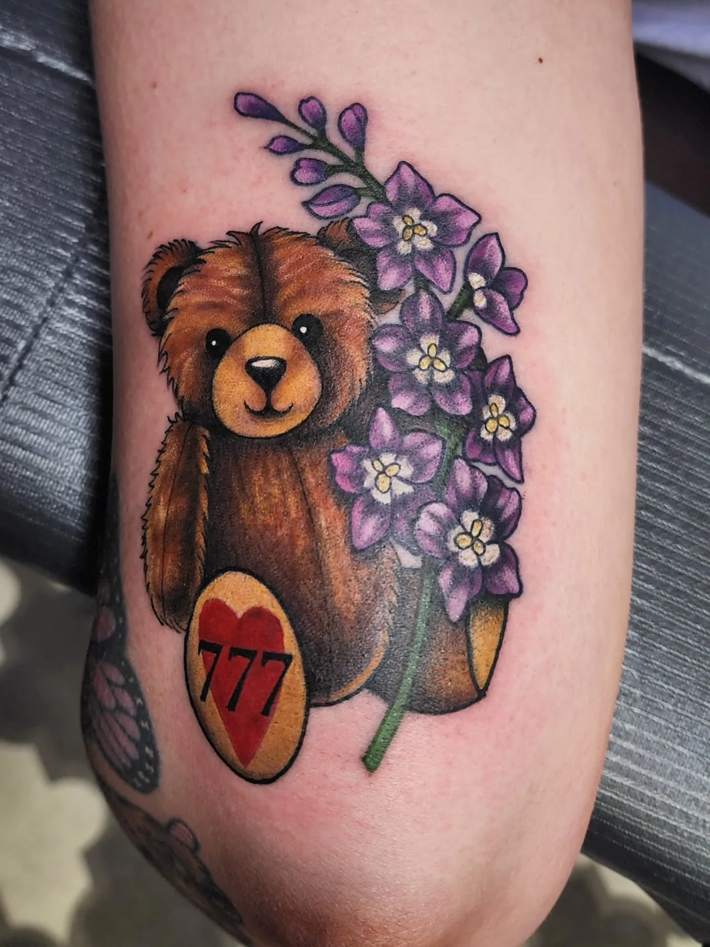 A couple tattoos from recently. A memorial teddy bear with their birth month flower. 🫶
The other is Appa and Momo. Also all the tattoos around Appa are all done by me and are healed 💅