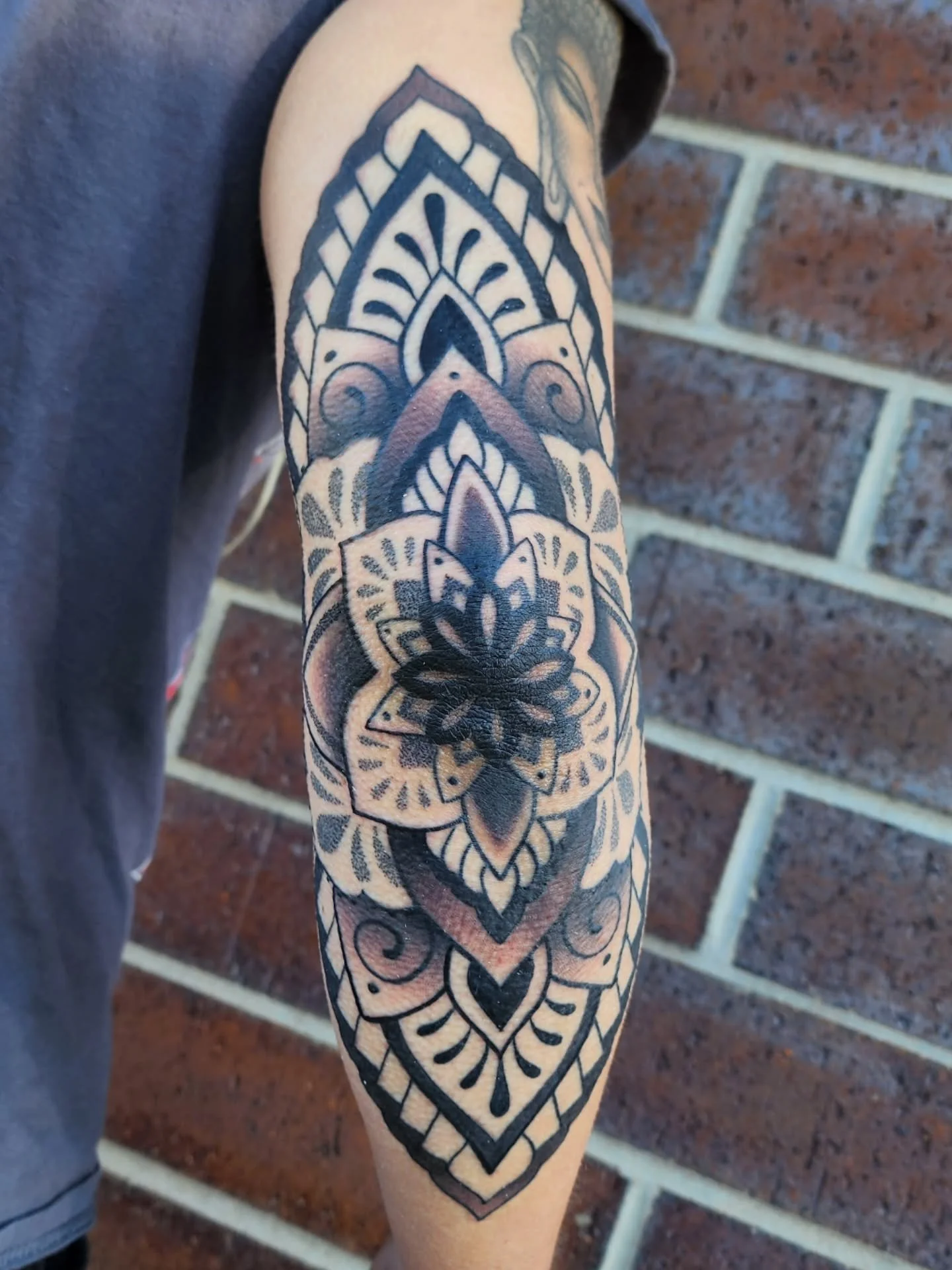 Blasted Micheala's elbow 💪 
Lines and some of the stippling is healed. Shading fresh