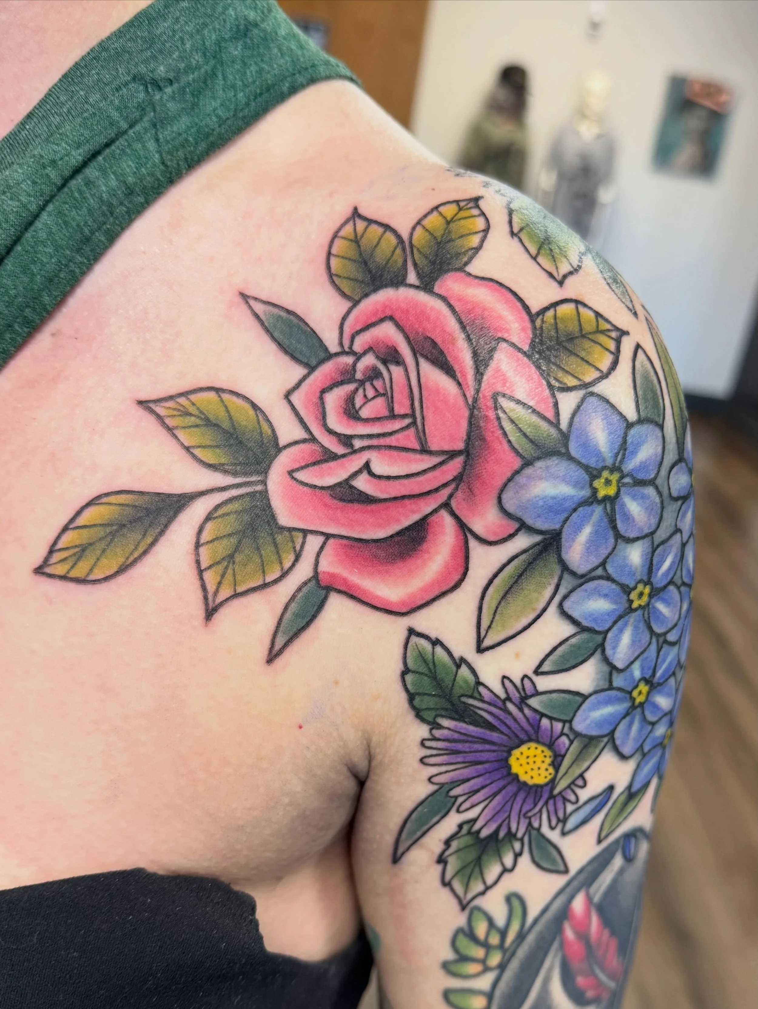 Super fun floral fill /rework we did at the beginning of the year &hearts;️ 💐 &hearts;️ last pic is the before.
.
.
.
.
.
.
.
.
. 
. #iowacity #tattoos #iowacitytattoos #tattooartist #iowatattooartist