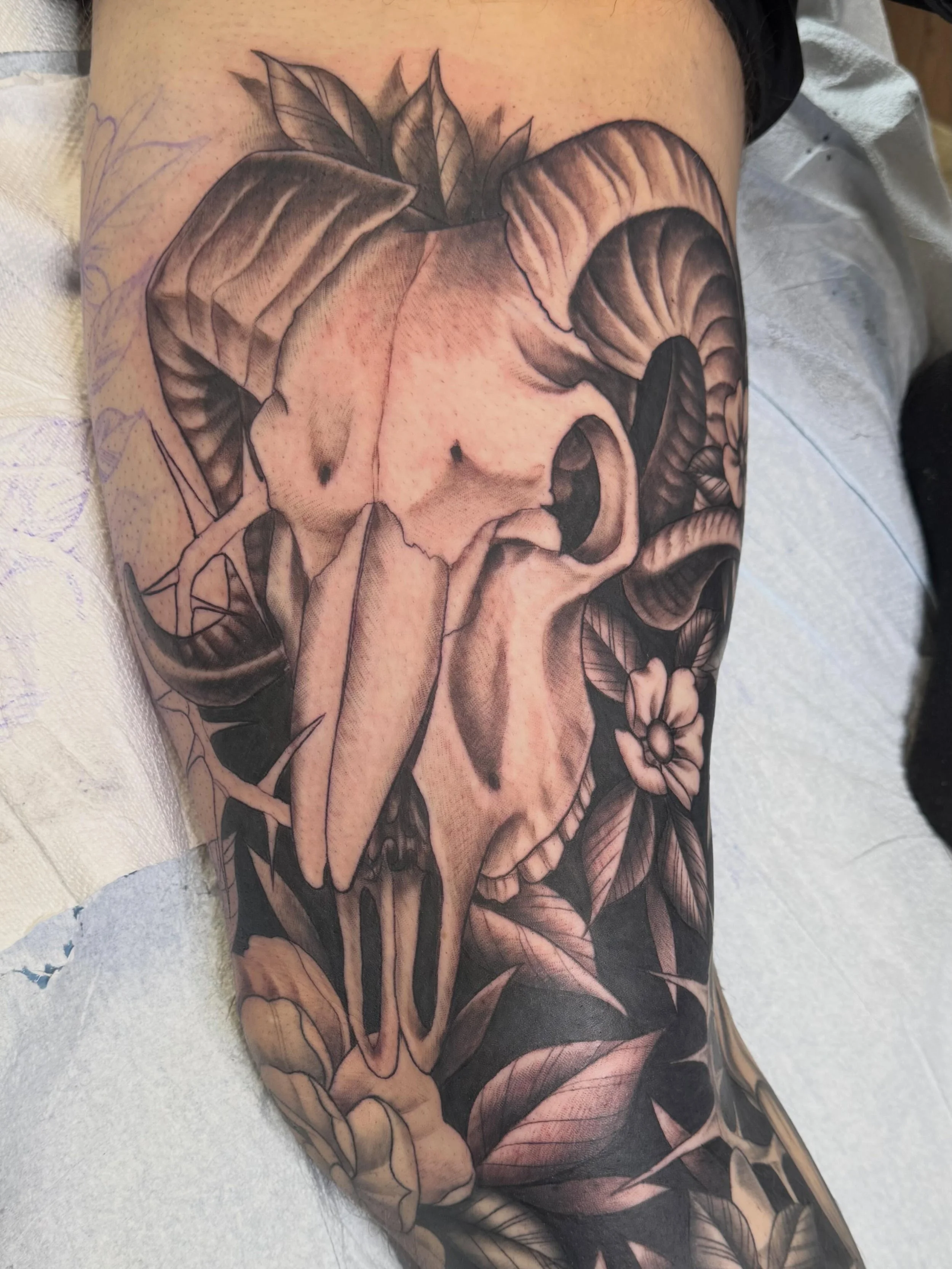 One of the latest sessions we did on this leg sleeve, doing the final pass this month and will share the whole piece!! &hearts;️ 💀 &hearts;️ 💐 &hearts;️ .
.
.
.
.
.
.
.
.
. 
. #iowacity #tattoos #iowacitytattoos #tattooartist #iowatattooartist