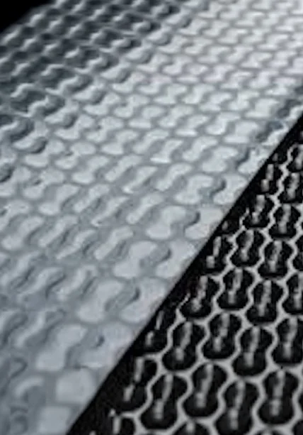 Surface texturée métallique avec motifs en relief.