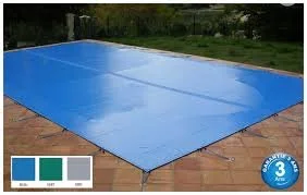 Bâche de protection de piscine bleue sur une terrasse carrelée, avec des options de couleurs affichées et une garantie de 3 ans.