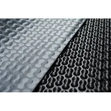 Deux textures de surface avec motifs ondulés, une grise et une noire, photographiées en gros plan.