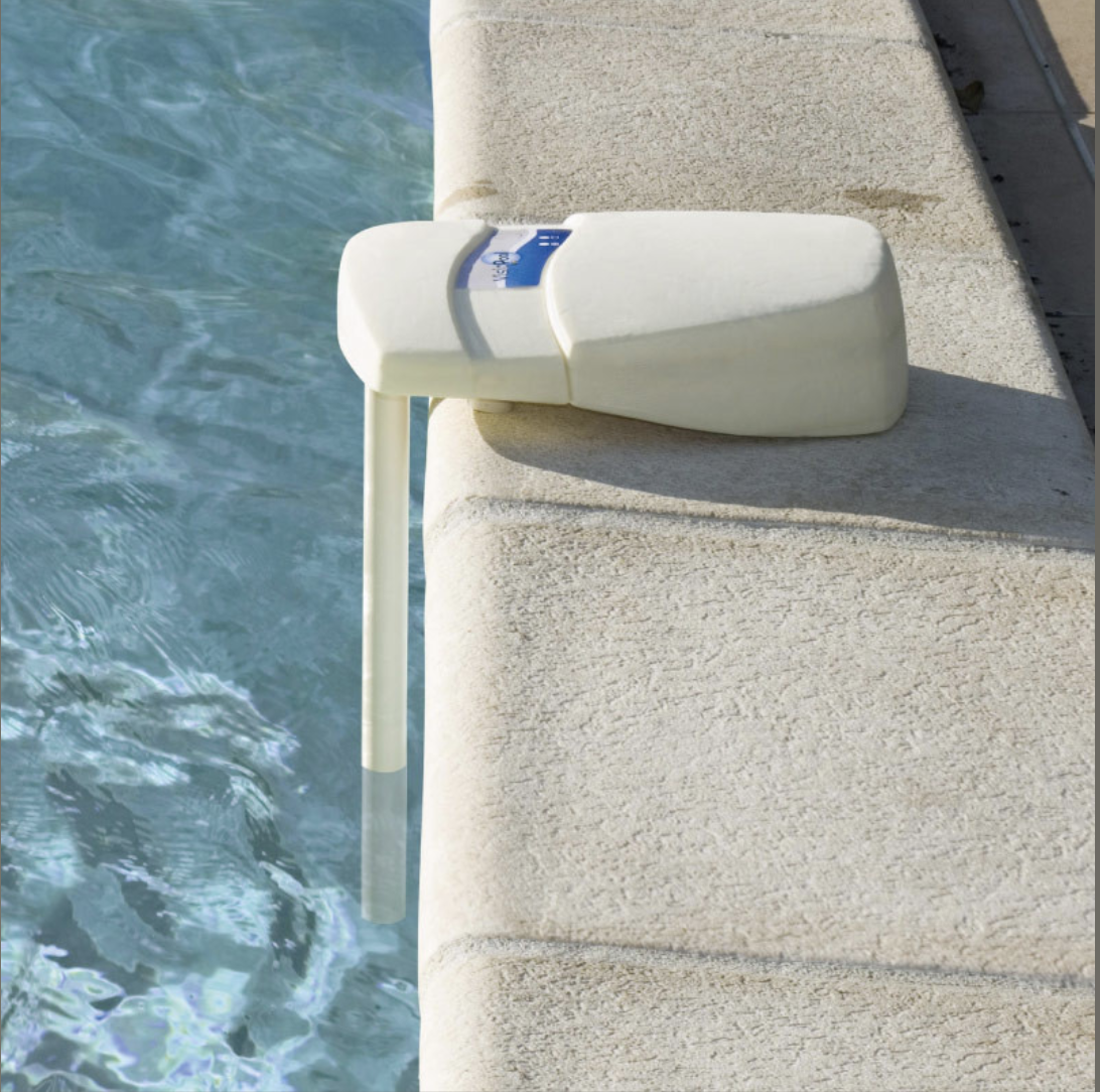 Alarme de piscine fixée sur le bord en pierre au-dessus de l'eau.