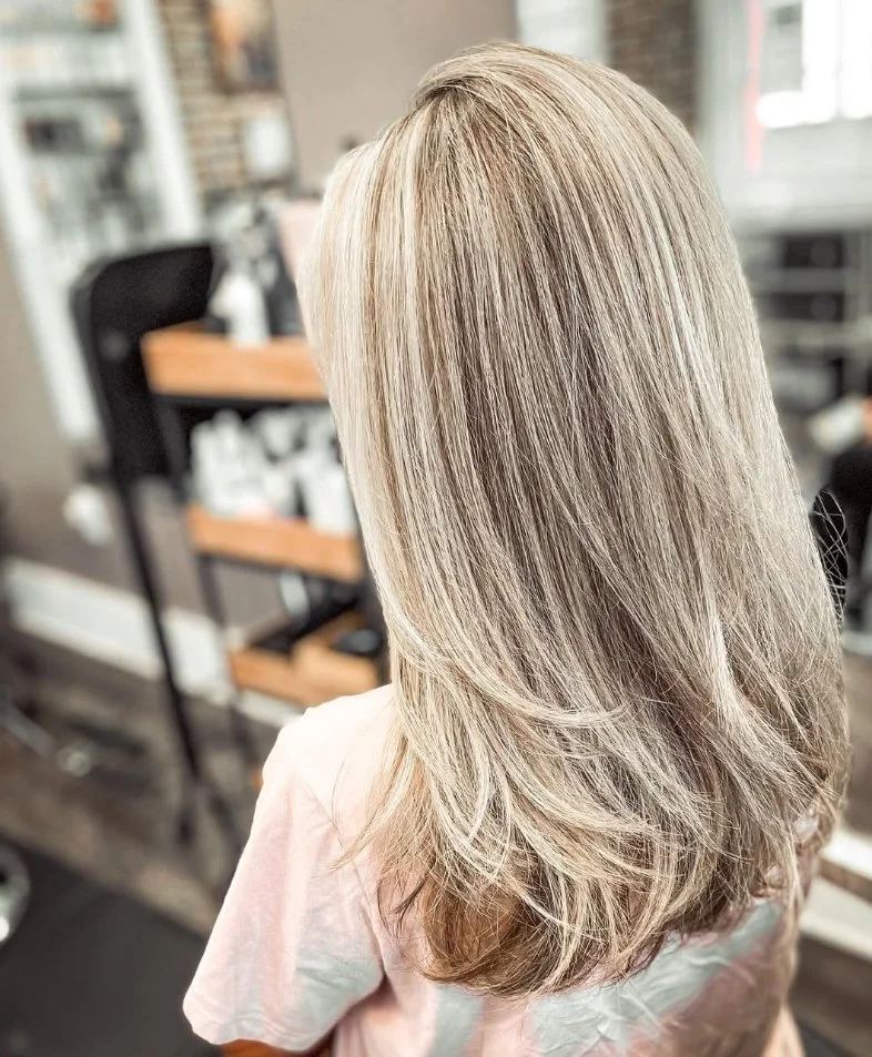 ☀️ Bright, beautiful, and effortlessly blonde! ☀️

This stunning transformation by Sierra shows why she&rsquo;s our blonding specialist &mdash; creating soft, dimensional tones that look natural and glow from every angle. Whether you love a sunlit ba