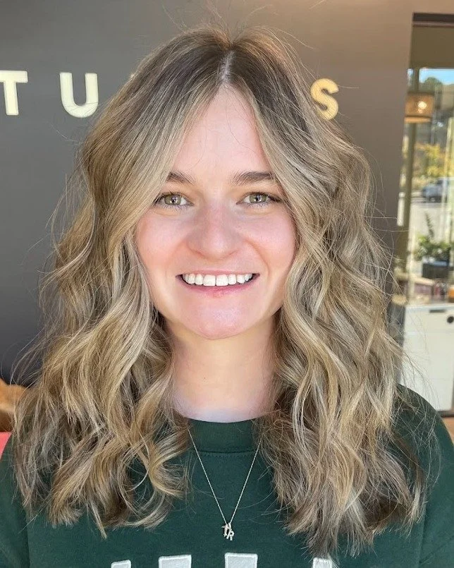 ✨ Soft, dimensional, and full of life!

Krista created this effortless blonde blend with just the right amount of brightness and movement. Perfectly balanced tones and lived-in waves make this look a total glow-up. 🌤️

#ClementineAndHoney #HairByKri