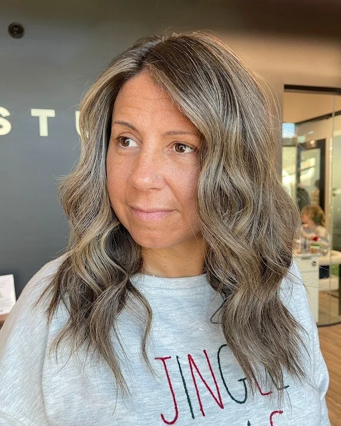 ✨ Natural glow by Madison ✨

Soft, blended tones with just the right amount of brightness for a fresh, effortless finish. This look is all about healthy shine, movement, and color that grows out beautifully.

#ClementineAndHoney #MadisonHair #Dimensi