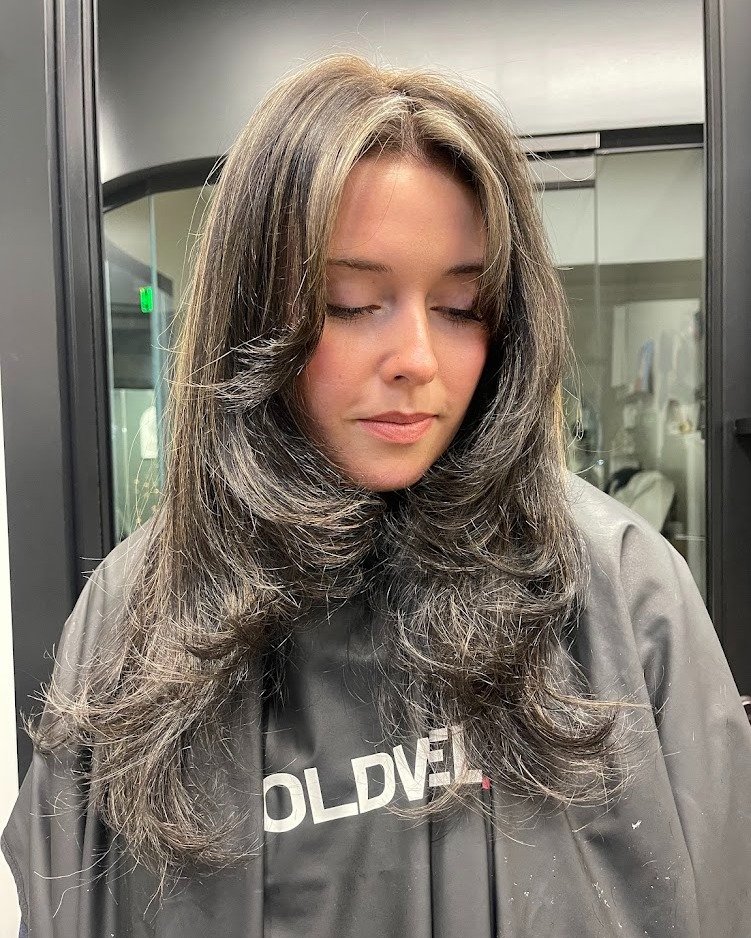Layers that frame beautifully and move effortlessly 🤍 

This cut brings soft volume, natural flow, and a lightweight feel, paired with a dimensional, cool-toned color that adds depth and shine. A timeless look with beautiful movement and rich tone t