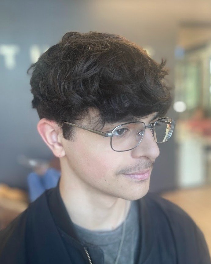 Sharp lines with soft texture ✂️

Jacob created this modern men&rsquo;s cut with layered movement and a balanced shape that keeps things polished without feeling stiff.

#ClementineAndHoney #HairByJacob #MensHair #MensCut #TexturedHair #ModernCut #Su