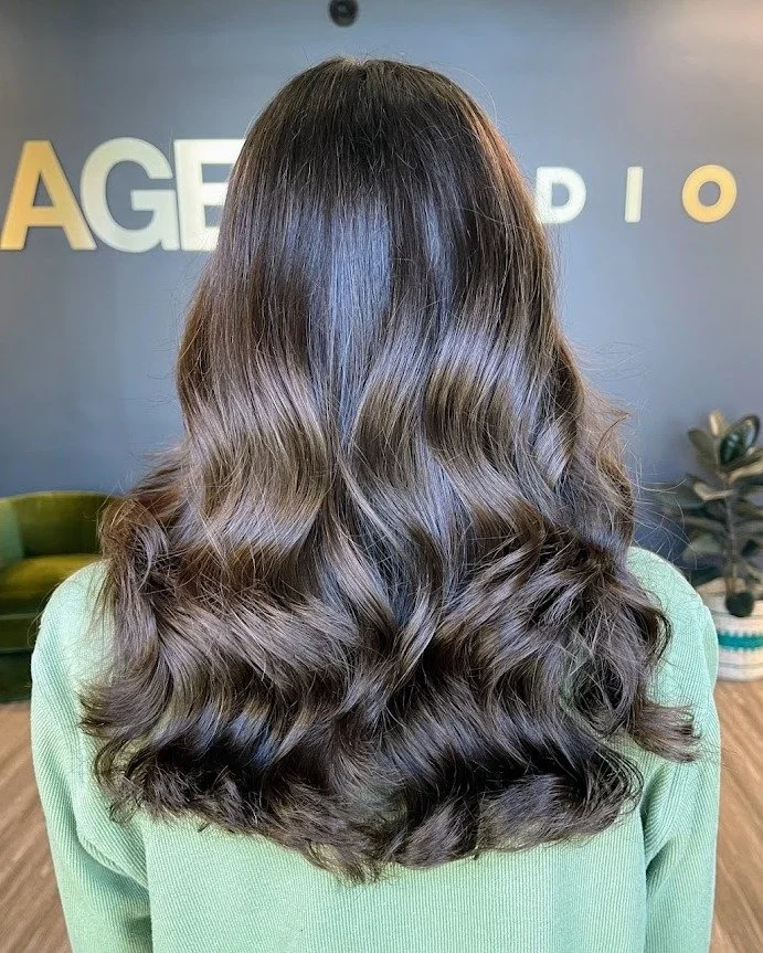 This chocolate brown 🤎✨

Krista worked her magic with a rich, dimensional brunette that looks shiny, soft, and so good in every light. It&rsquo;s one of those colors that feels classic but still fresh&mdash;and honestly never goes out of style.

#Cl