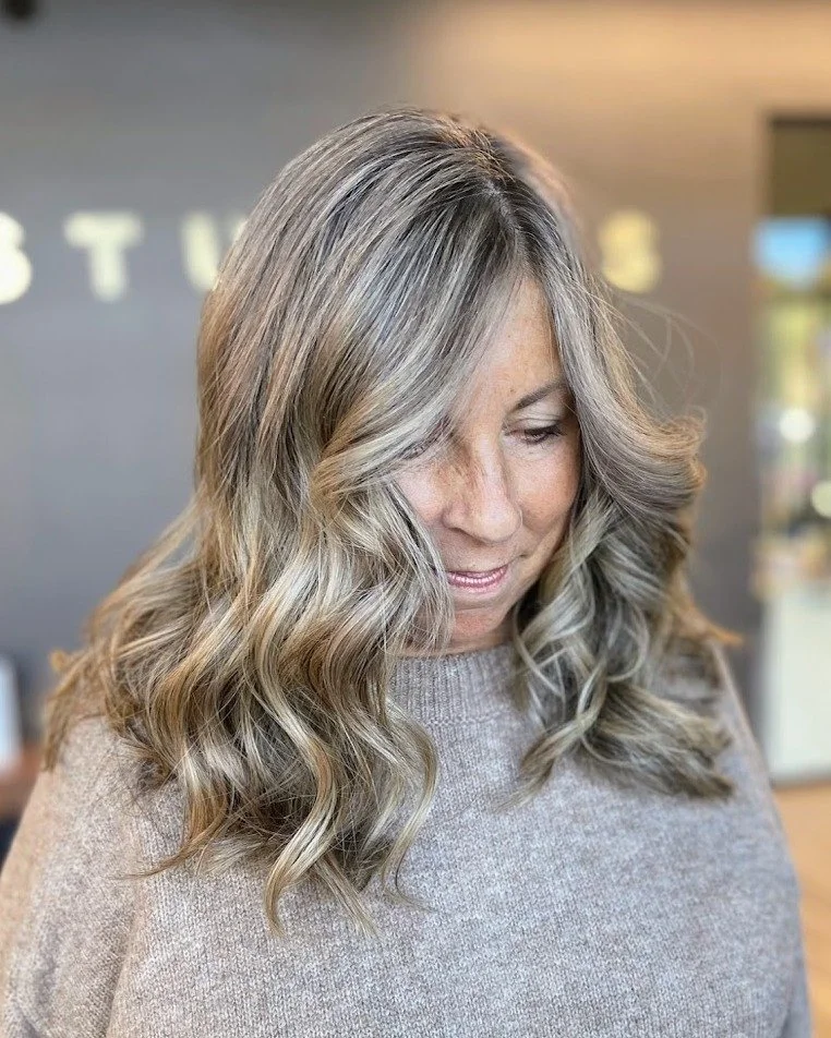 ✨ Highlights + Lowlights magic ✨

Soft dimension, bright pops, and the perfect blend 🤍

Krista refreshed this look with custom highlights and lowlights, finished with a beautiful cut for movement and shape 🍊✨

Effortless, natural, and so flattering