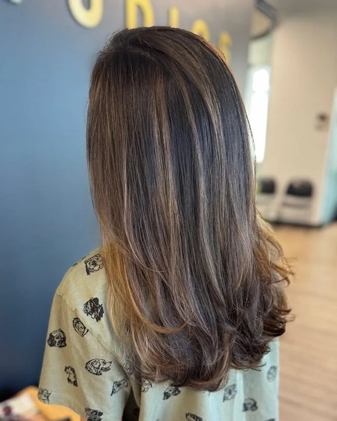 ✨ Fresh, dimensional, and full of movement ✨

Sierra transformed this look with soft highlights, blended layers, and a healthy, glossy finish.

Book with Sierra at Clementine + Honey for hair that feels brand new!

#clementineandhoney #SummervilleHai