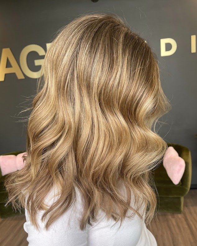 This balayage is everything ✨ 

Krista blended the perfect amount of brightness for a soft, seamless finish that looks natural and polished from every angle 🤍

Golden, dimensional, and so pretty 🍊

#ClementineAndHoney #KristaDidThat #Balayage #Dime