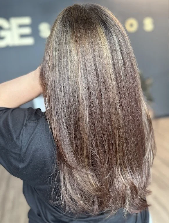 Okay but this transformation 😍

Sierra took this from textured and grown out to smooth, shiny, and full of movement. We love a good before + after 🤎✨

#ClementineAndHoney #SieraDidThat #HairRefresh #BeforeAfter #SalonHair #ClientLove