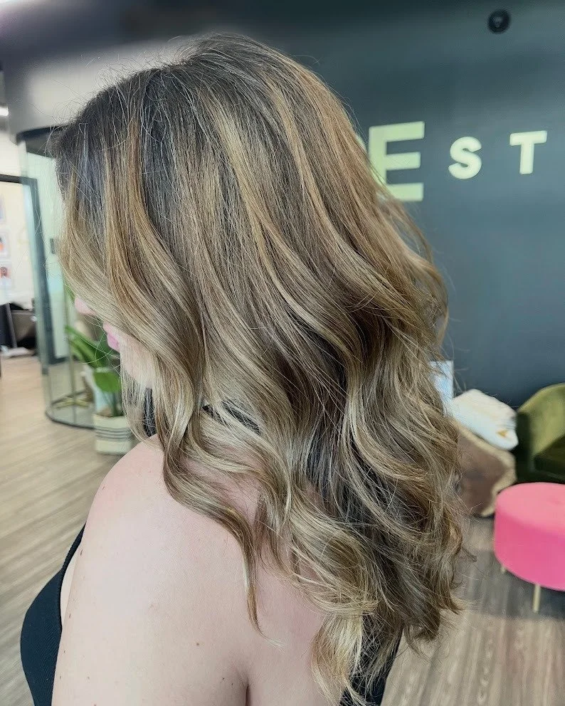 The kind of hair you can&rsquo;t stop touching 🤍✨ 

Soft dimension, effortless movement, and a cut that just falls just right &mdash; Krista did her thing.

#ClementineAndHoney #KristaDidThat #HairInspo #BlondeVibes #NextonSquare