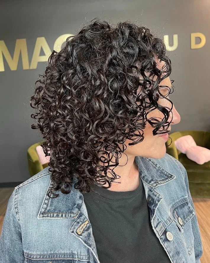 When curls are cut right&hellip; they just do their thing 🌀✨

Madison gave this the perfect shape for definition, movement, and volume.

#ClementineAndHoney #MadisonDidThat #CurlyHairSpecialist #HealthyCurls #ClientLove #CleanBeauty #InnersenseOrgan