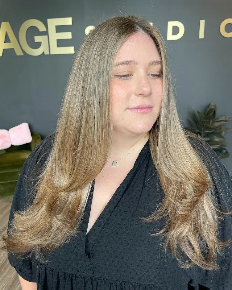The blend is blending 🤍✨ 

Madison nailed this soft, dimensional blonde with a smooth finish and layers that frame everything beautifully.

#ClementineAndHoney #MadisonDidThat #BlondeVibes #HairGoals #SalonHair #NextonSquare