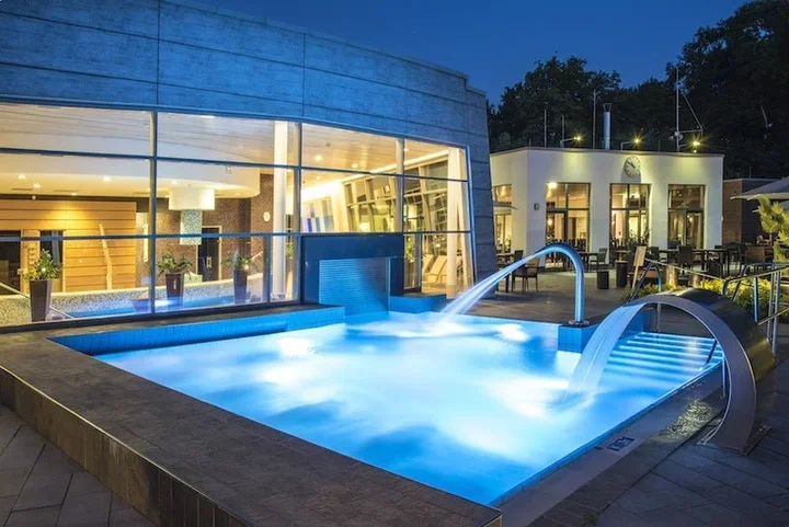 Outdoor spa pool at Neptunbad Cologne in the evening