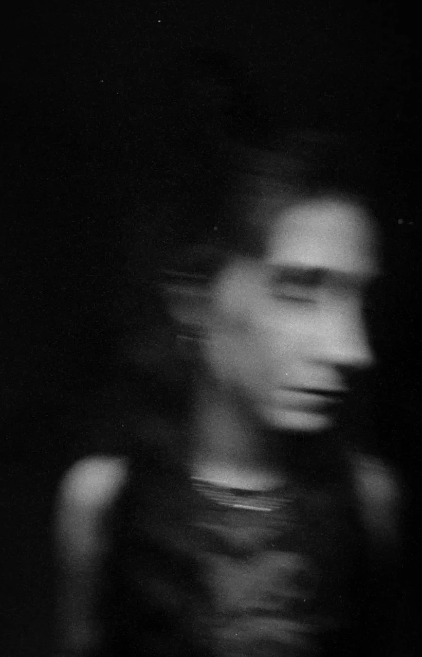 Scatto promozionale per Ansia, Pt. I. Mare in bianco e nero, by Jacopo Perinati.