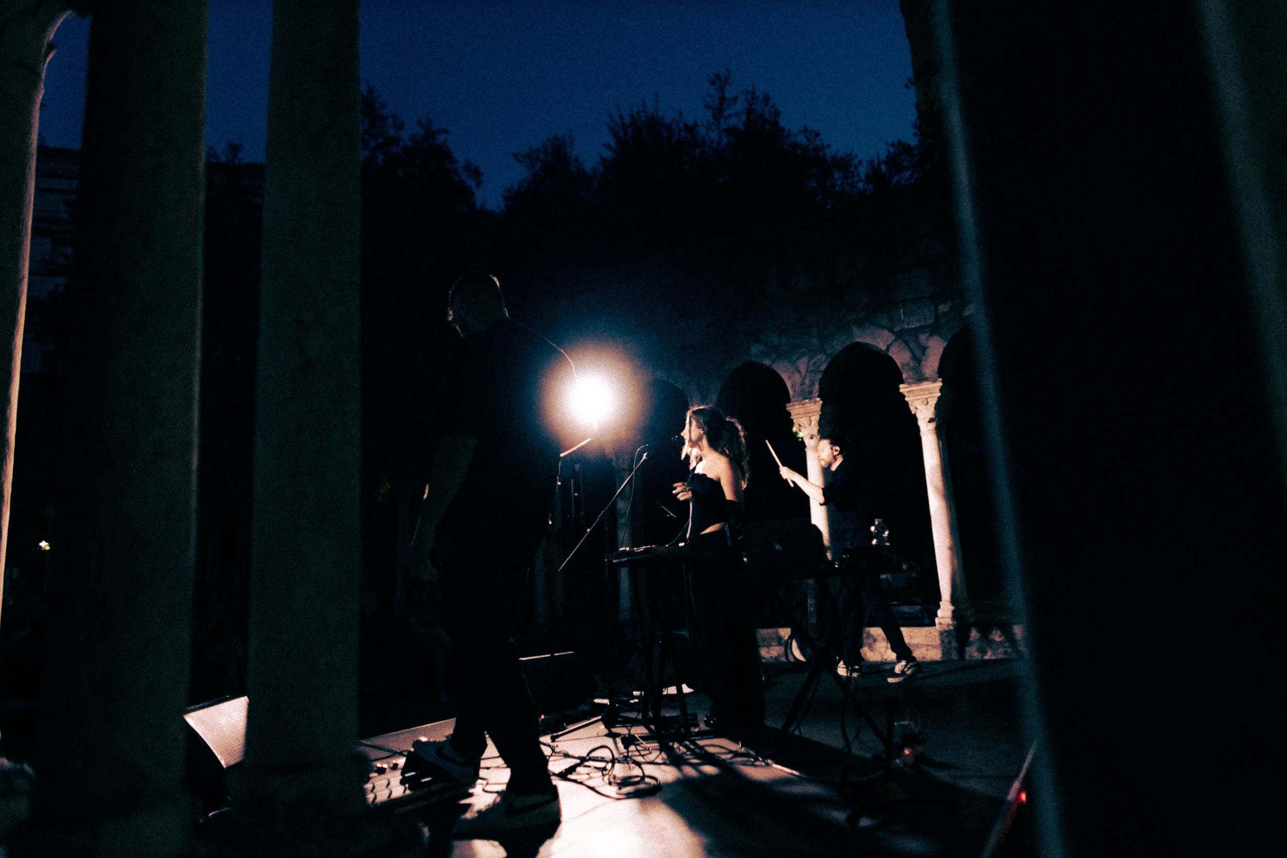 Mare in concerto al Chiostro di Sant'Andrea (GE) per Lilith Festival. Alle chitarre Andrea Kala e al basso Simone Carbone.