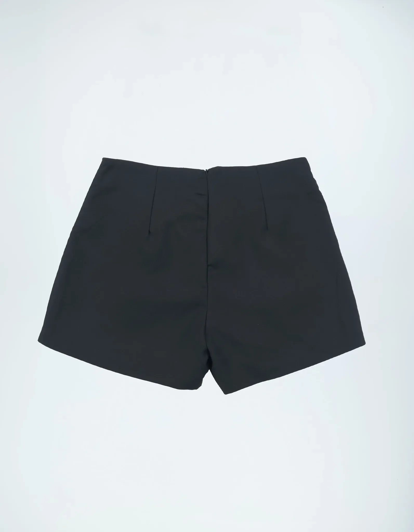Schwarze Shorts Rückansicht Reißverschluss.