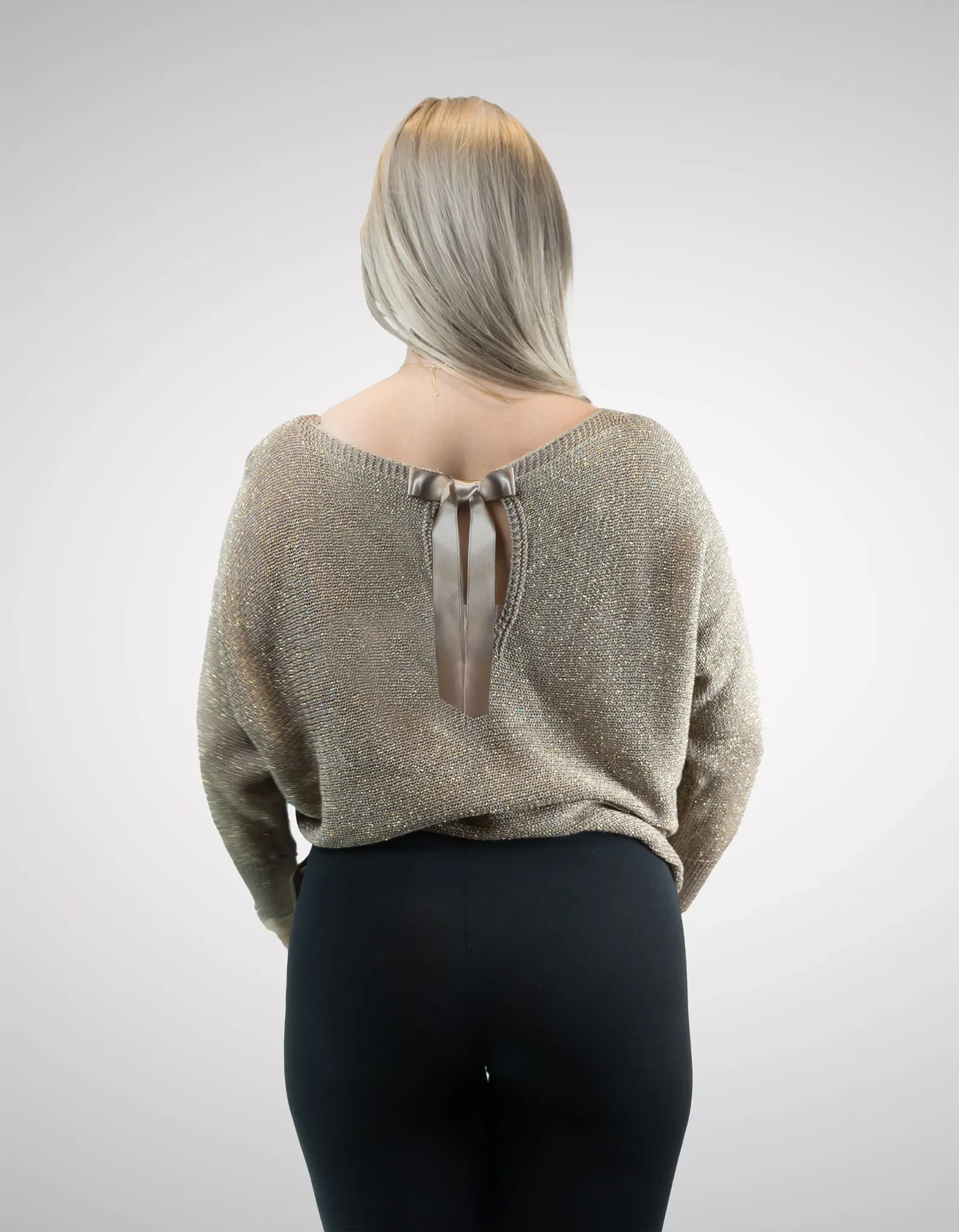 Glitzernder Pullover Sand Rückseite Satinband.