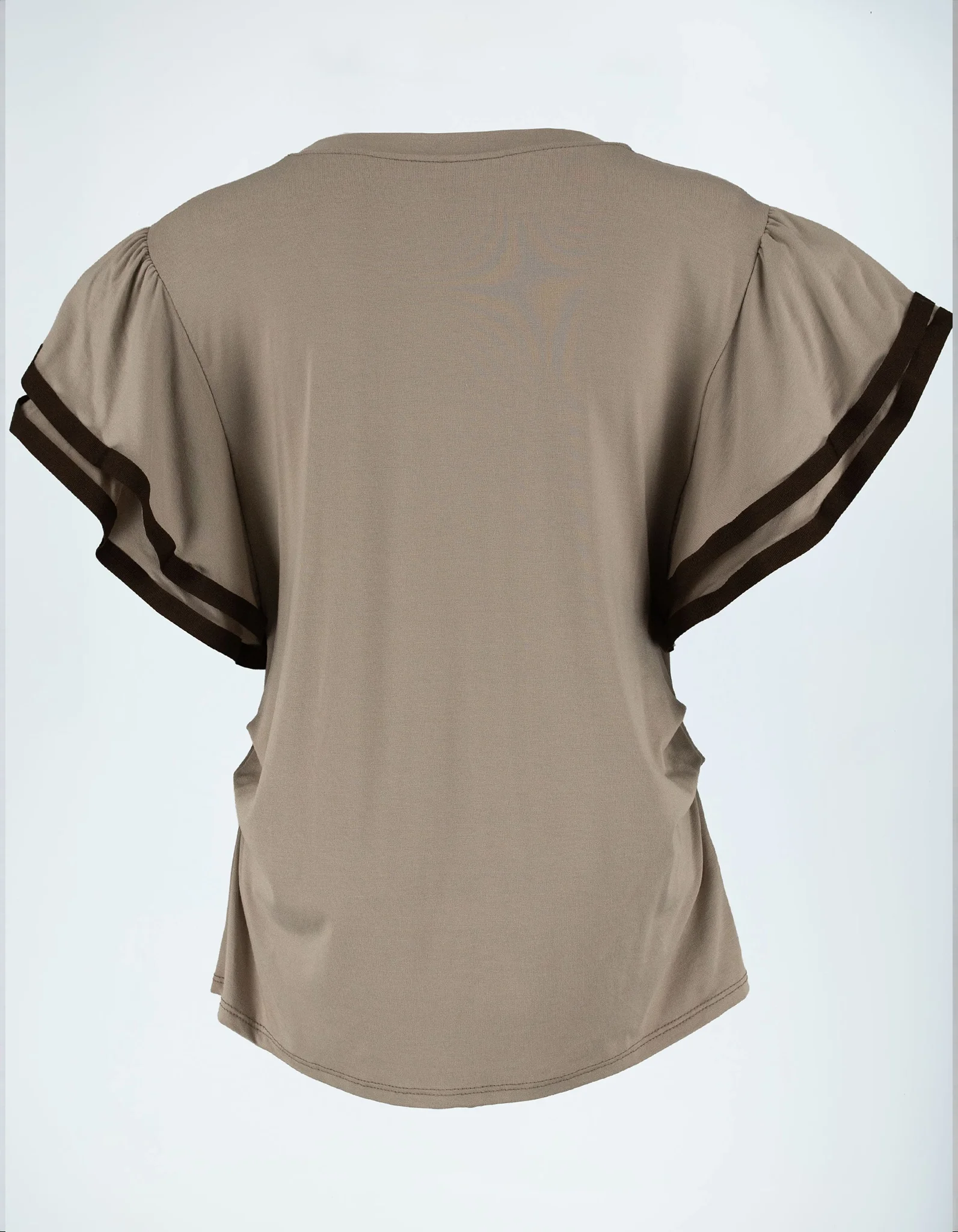 Rückansicht des taupefarbenen Shirts Lina mit Volantärmeln und schokobrauner Kontrastkante.