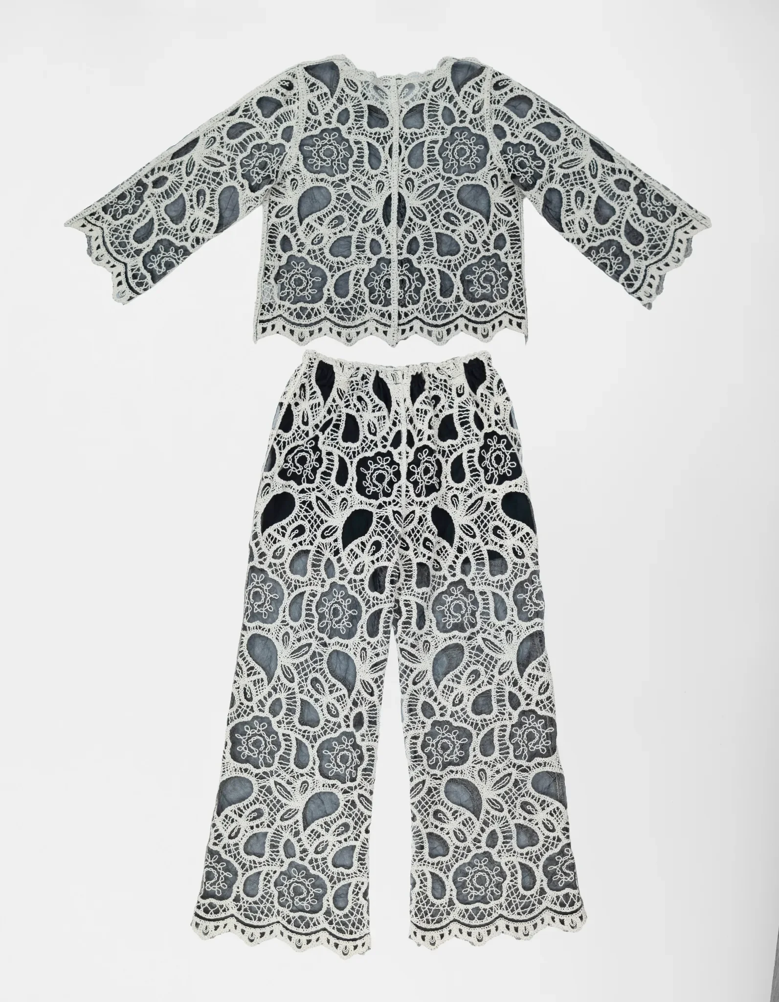 Häkel-Set Creme Schwarz Rücken.