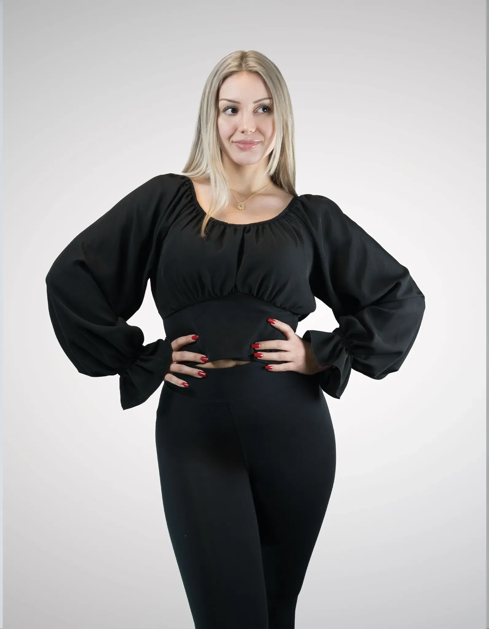 Schwarzes Top mit Ballonärmeln Vorderseite.