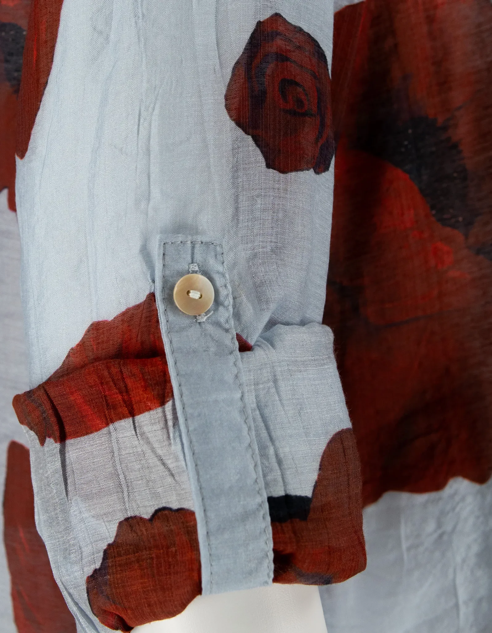 Detail des Mohnblumen-Musters auf der Flora Bluse.