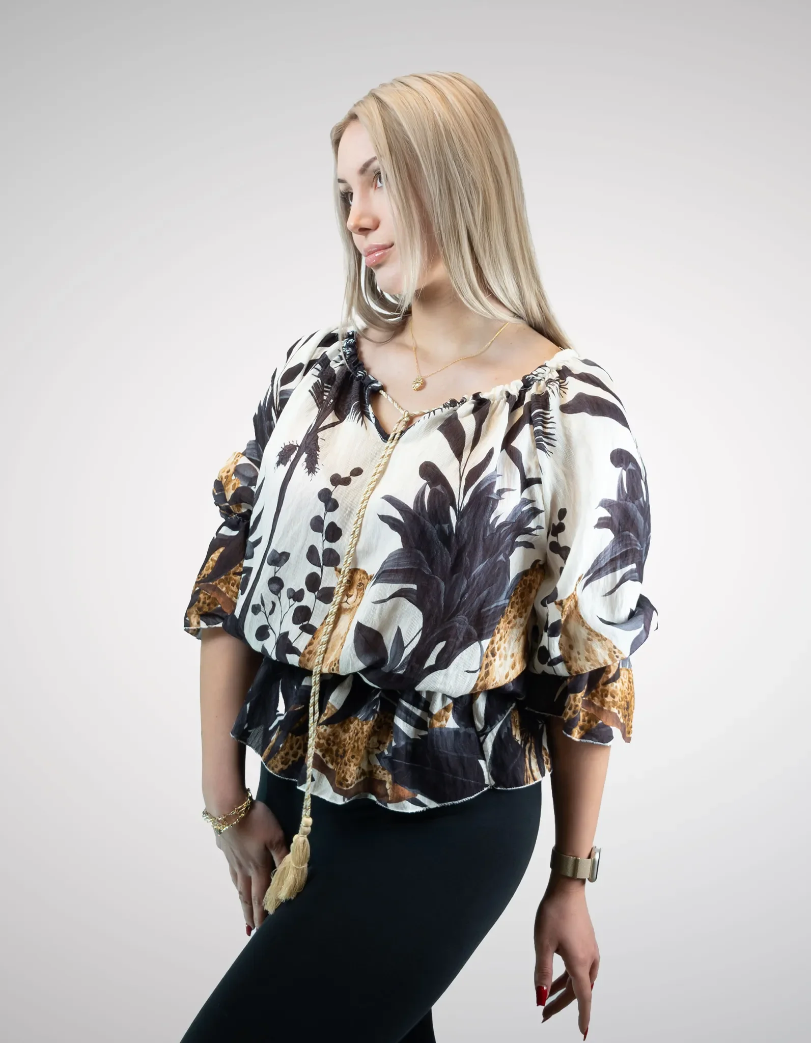 Batik-Bluse Loredana mit passendem Gürtel.