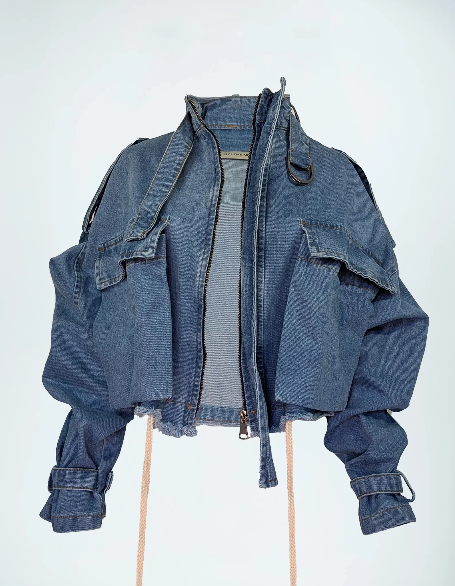 Blaue cropped Jeansjacke Frontansicht Details.