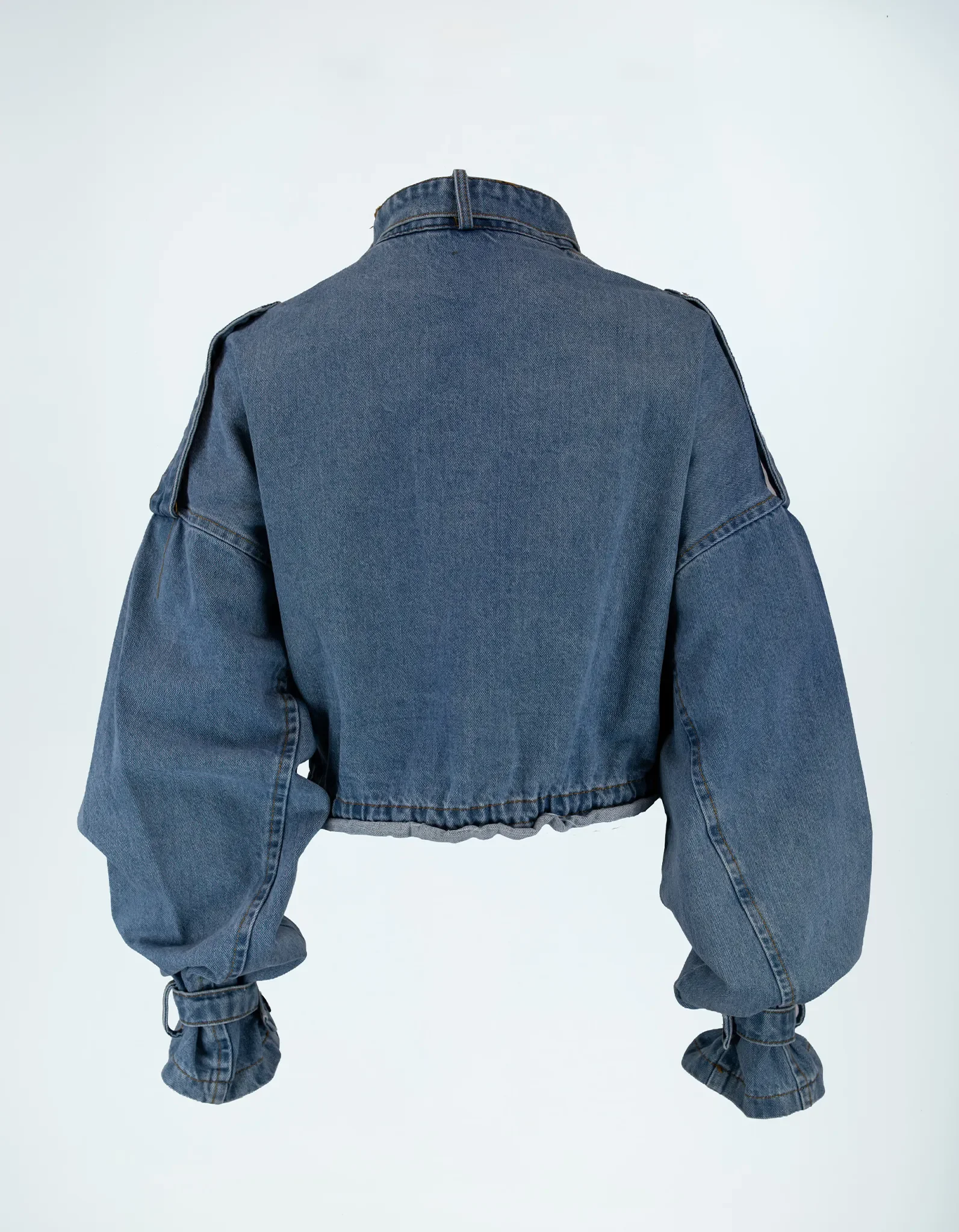 Blaue cropped Jeansjacke Rückansicht.