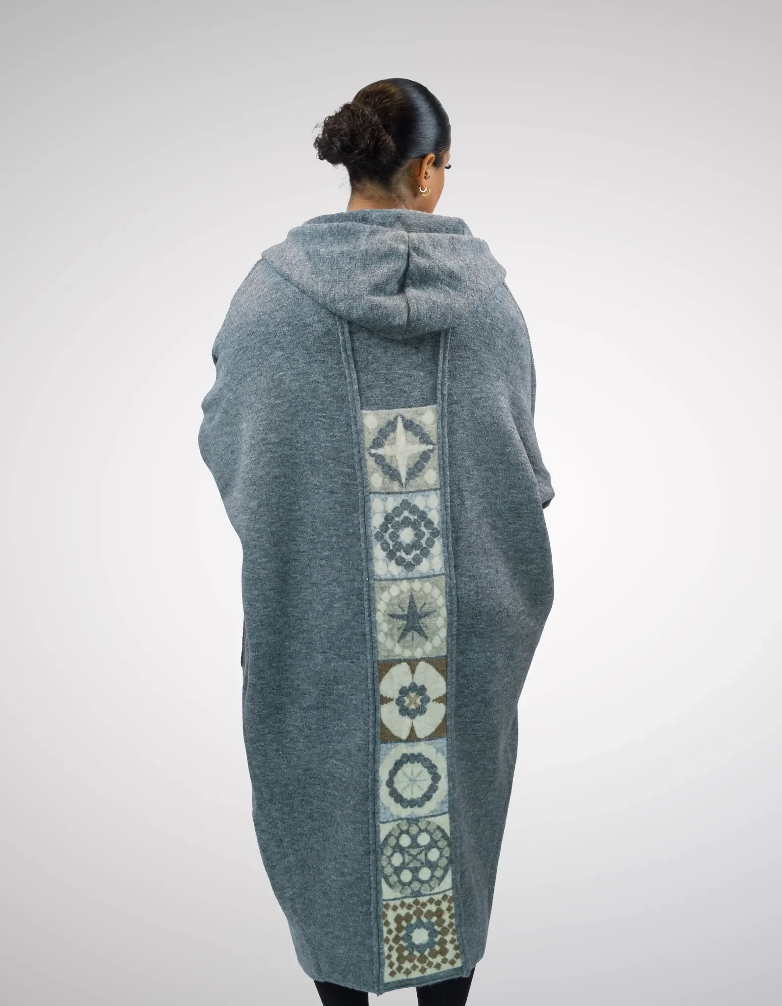 Blauer Cardigan Rückansicht Muster.