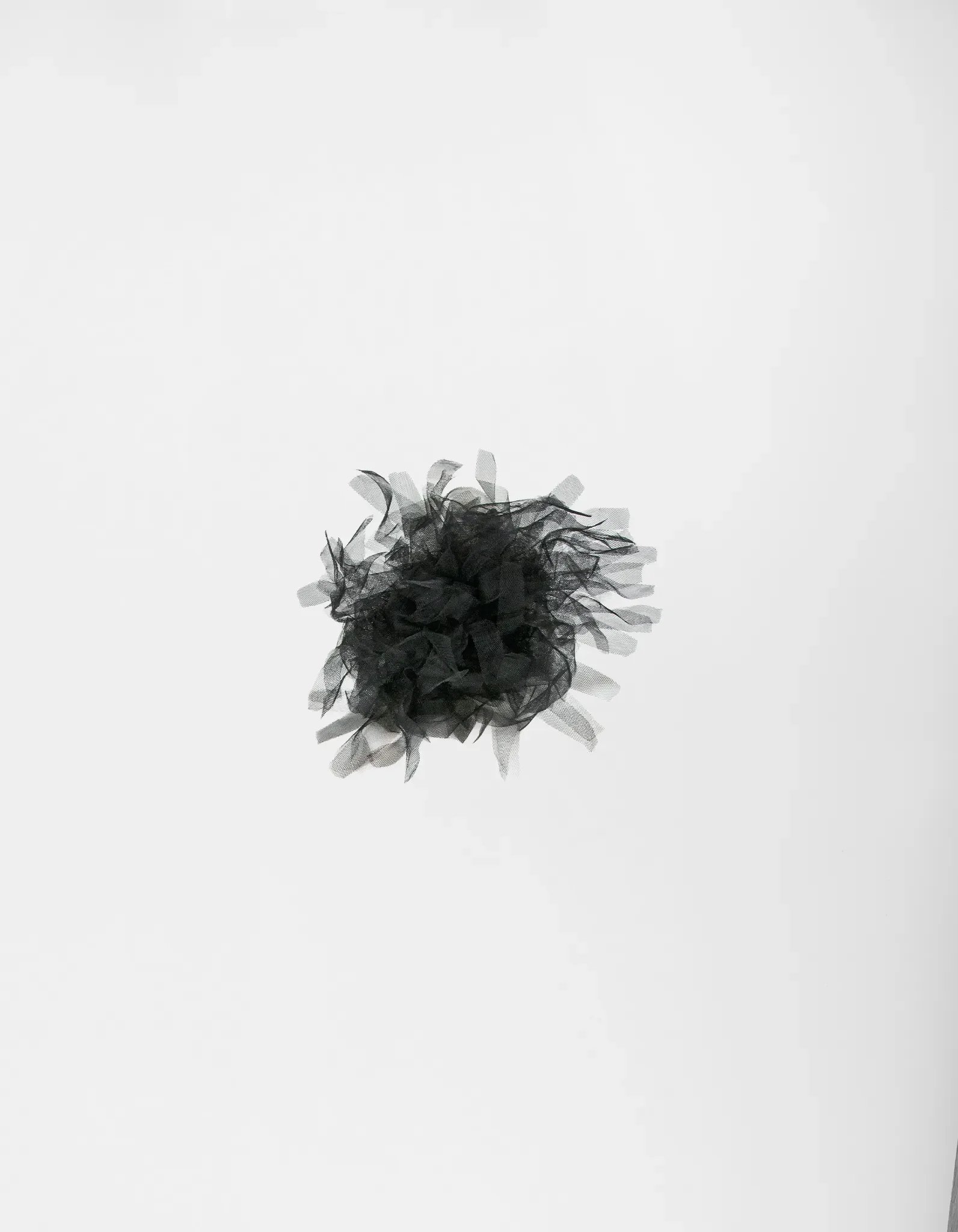 Detail der abnehmbaren schwarzen 3D-Blüte aus Mesh.