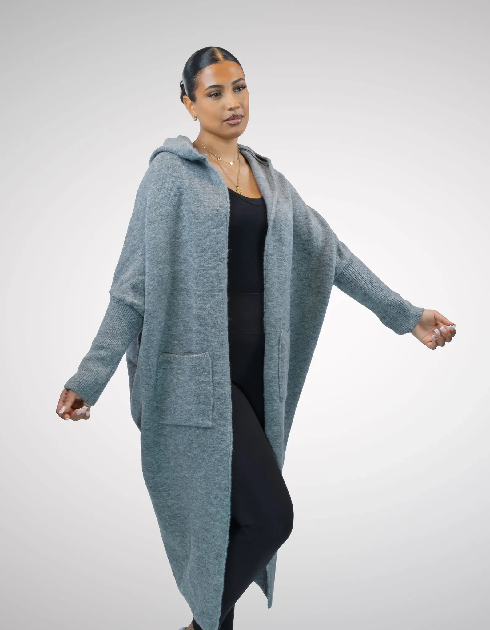 Model trägt blauen Cardigan Front.