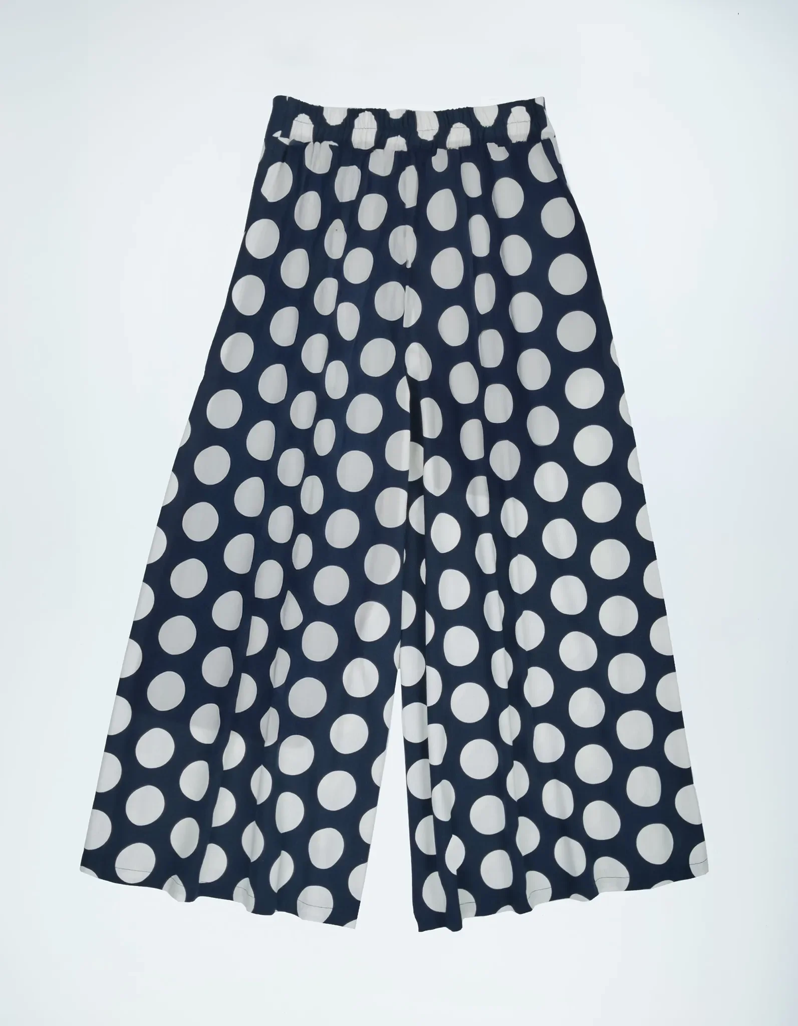 Dunkelblaue Punktehose Rückansicht.