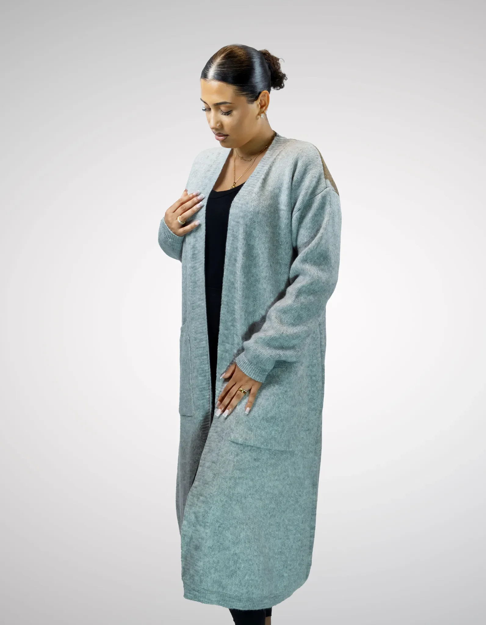 Langer hellgrauer Oversize-Strickmantel Noor mit offenem Schnitt und kuscheliger Textur – Vorderansicht.