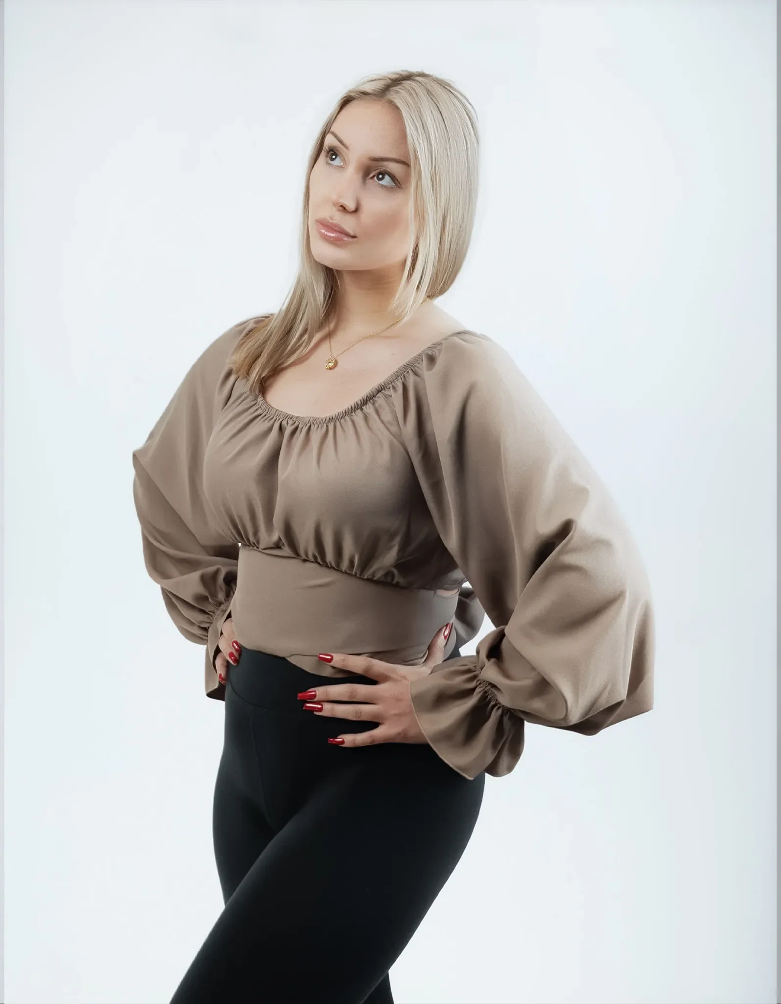 Model trägt taupe Top Seitenansicht.