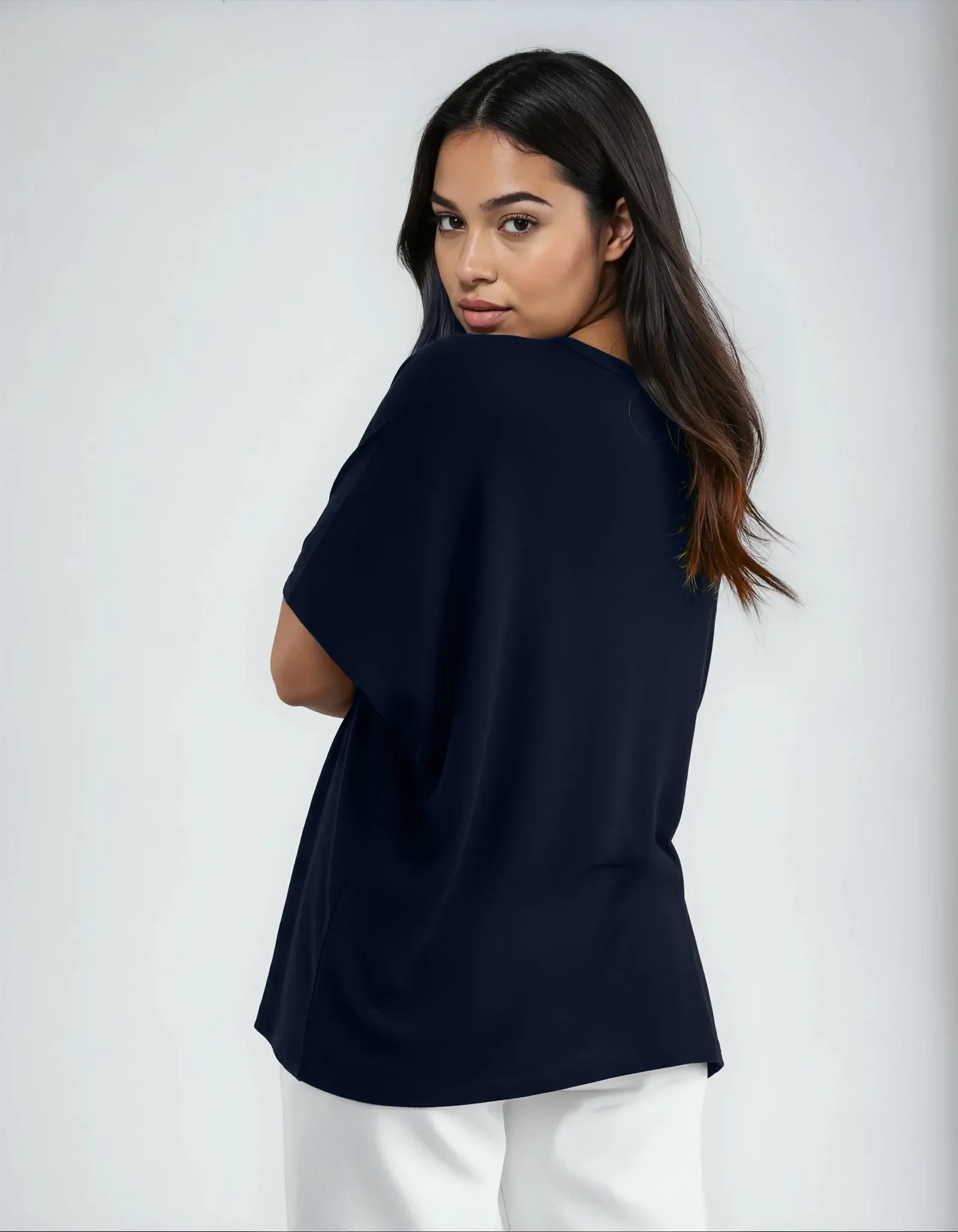Model trägt die dunkelblaue Oversize-Bluse Maya – lockerer Sitz und überschnittene Schultern.