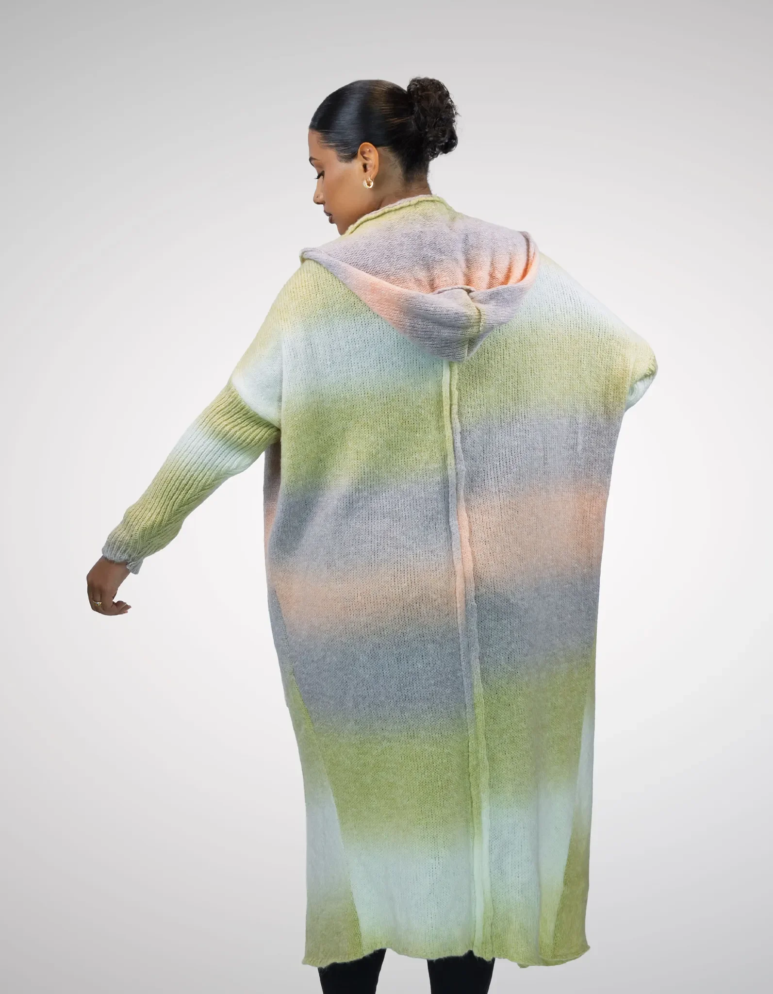 Model trägt Mint-Mix Cardigan Rücken Muster.