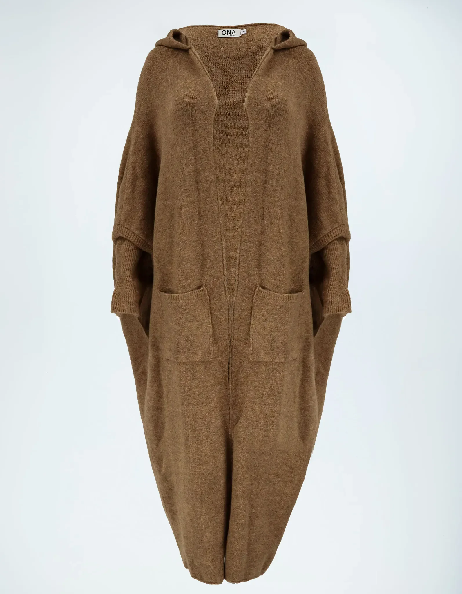Brauner Strickmantel mit Kapuze Front.
