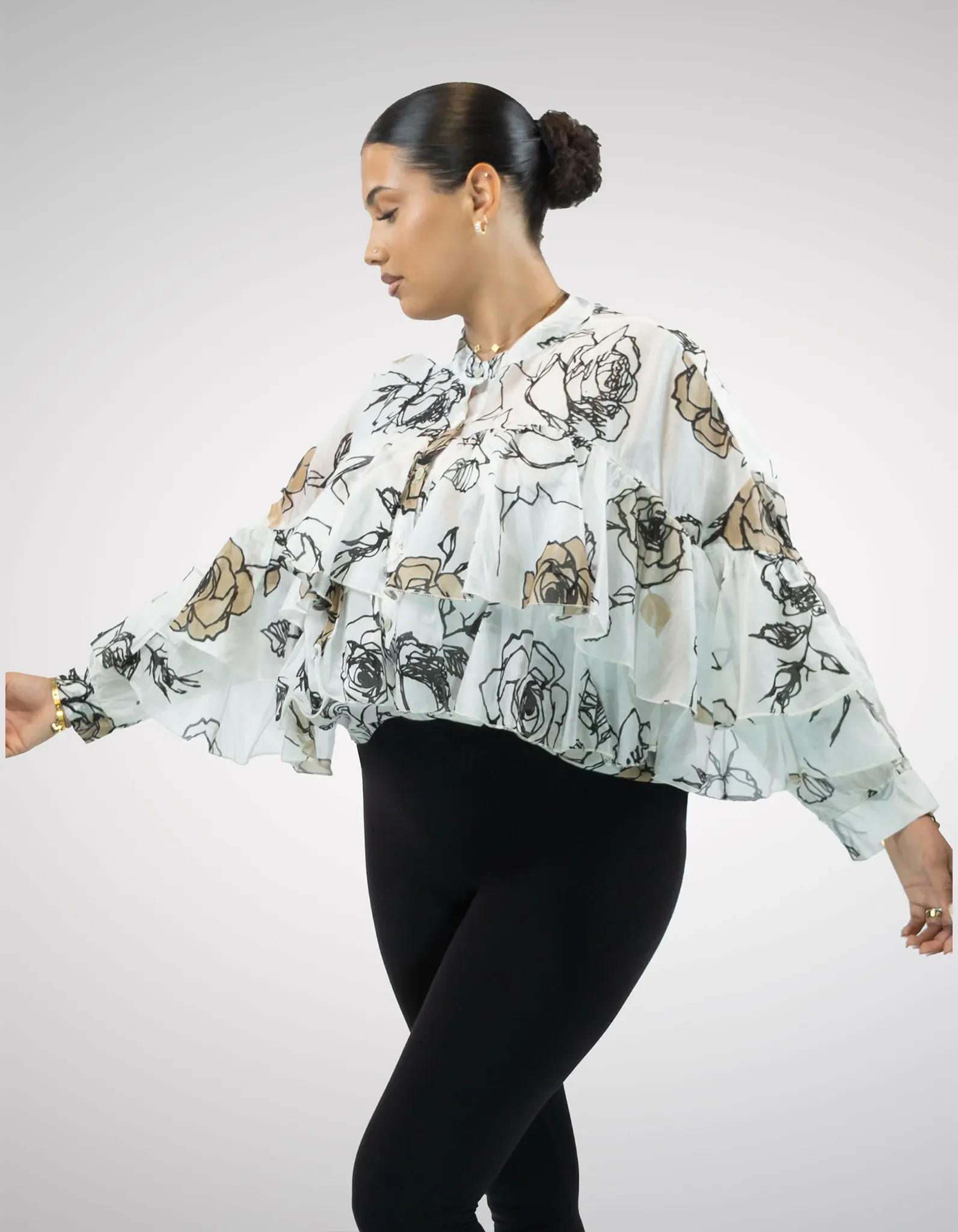 Weiße Bluse mit Blumenprint, Rüschen und weiten Ärmeln.